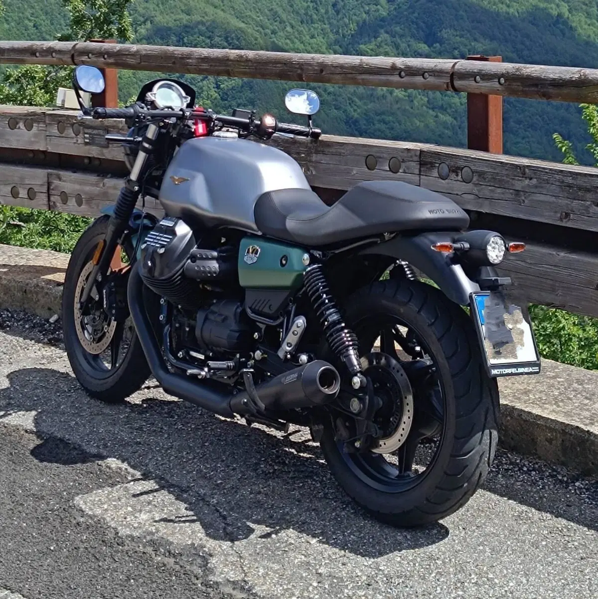 Moto Guzzi V7 Stone Centenario (2021 - 22) (4)