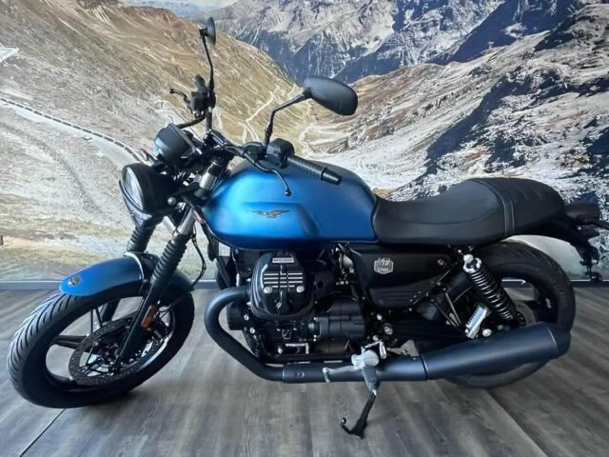 Moto Guzzi V7 Stone (2025 - 26) (2)