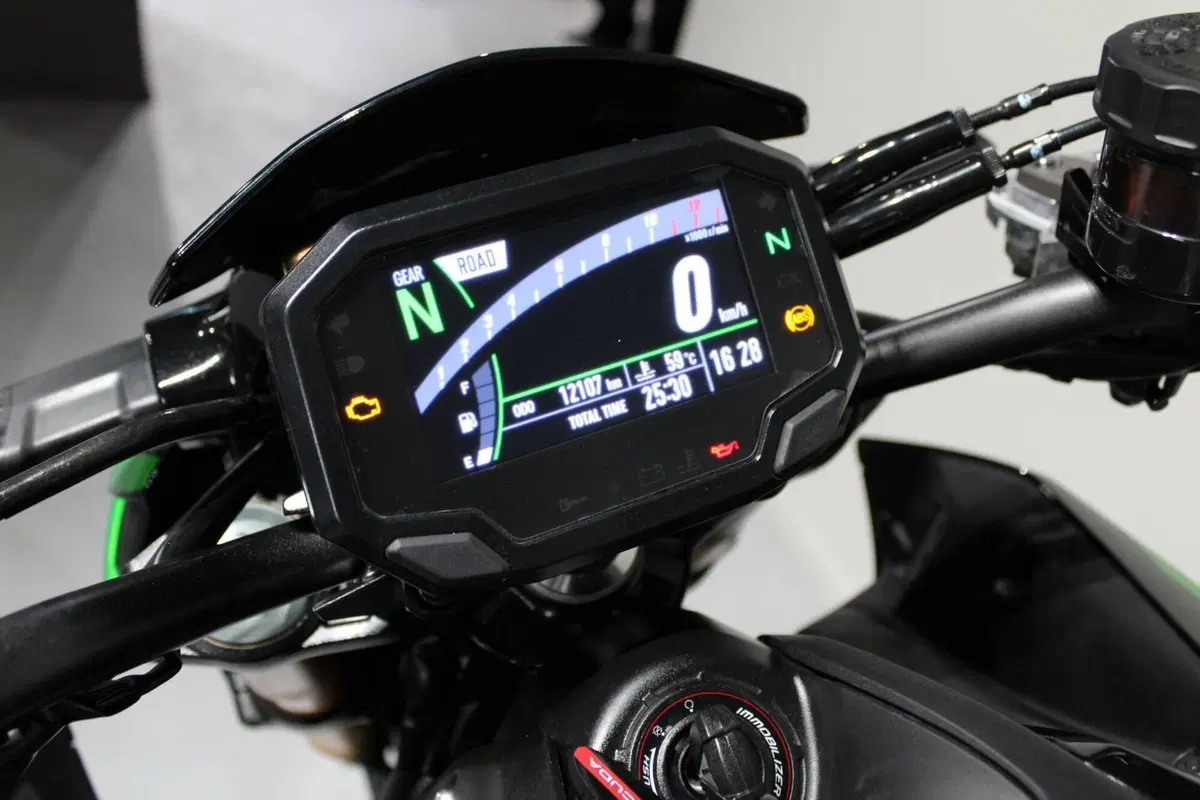 Kawasaki Z 900 SE (2022 - 24) (6)