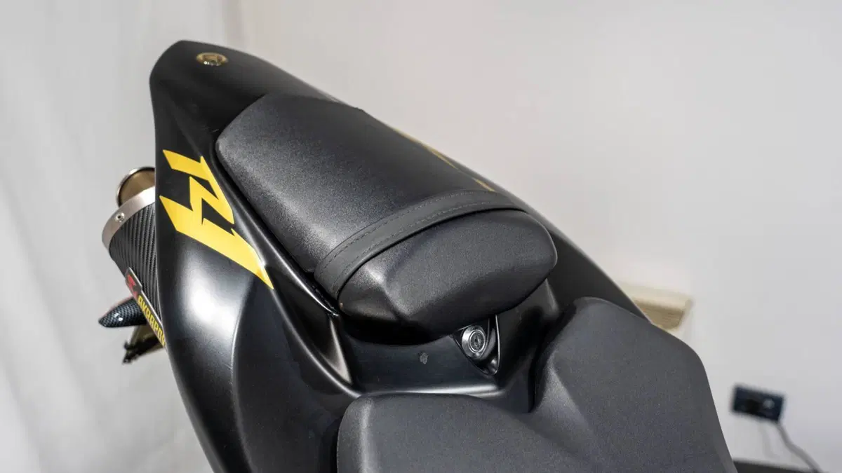 Yamaha YZF R1 (2004 - 05) (16)