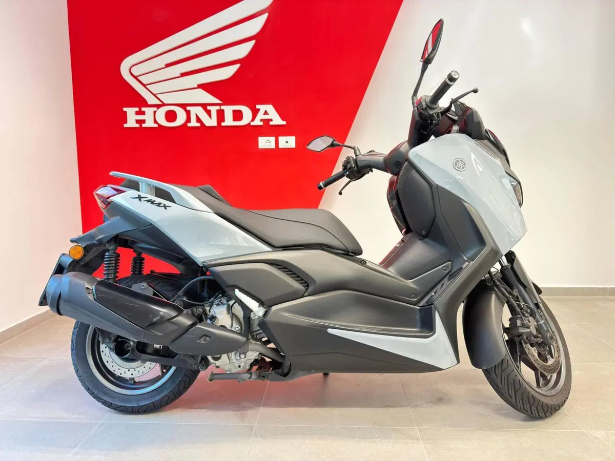 Yamaha X-Max 300 Tech Max+ (2025 - 26) (3)