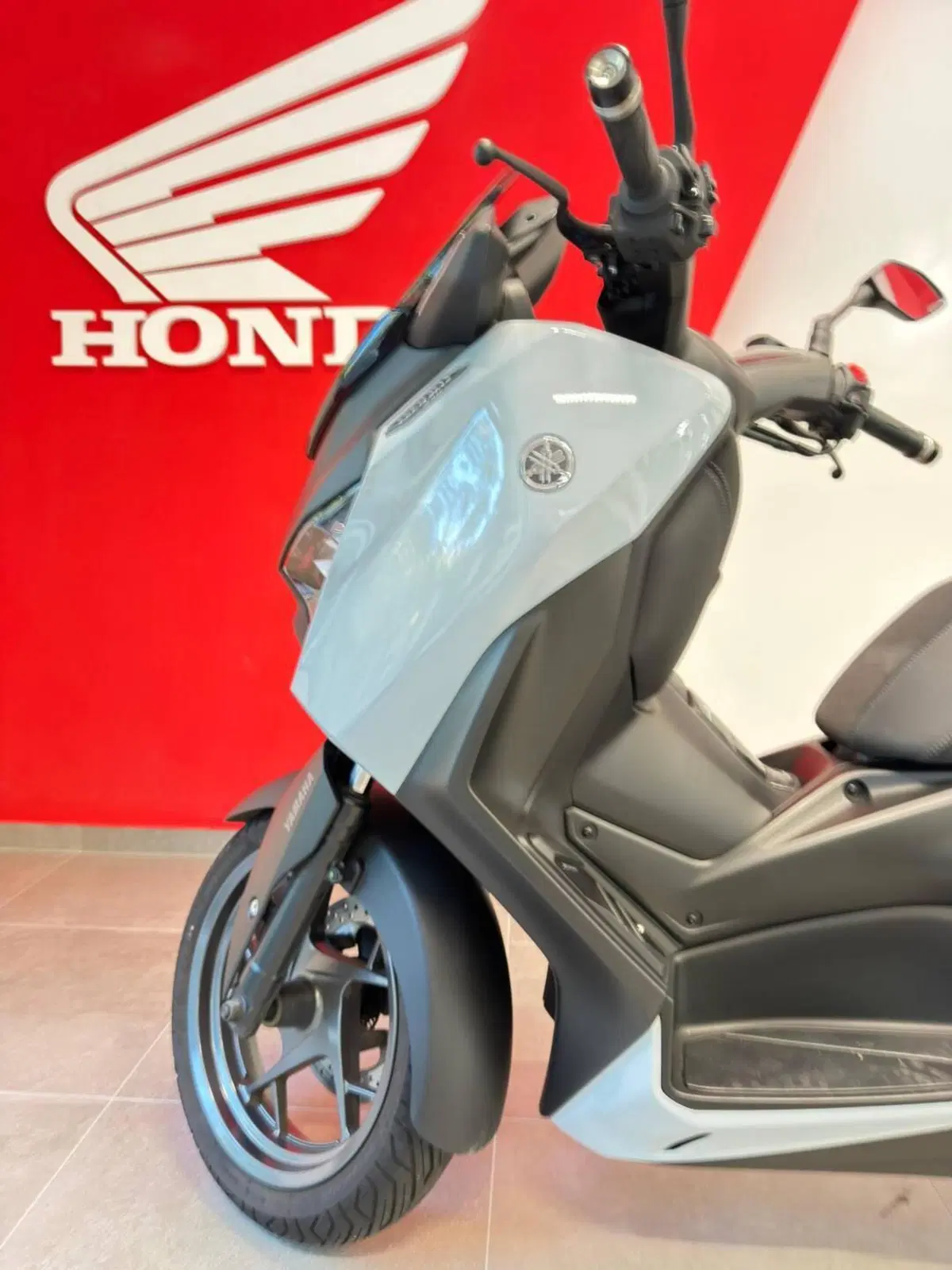 Yamaha X-Max 300 Tech Max+ (2025 - 26) (4)