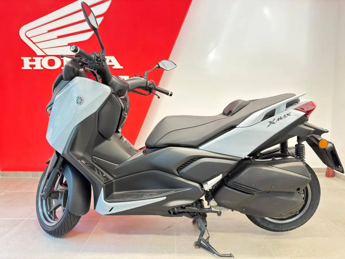 Yamaha X-Max 300 Tech Max+ (2025 - 26) (6)