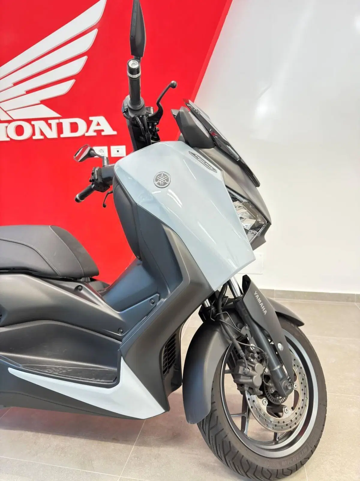 Yamaha X-Max 300 Tech Max+ (2025 - 26) (2)