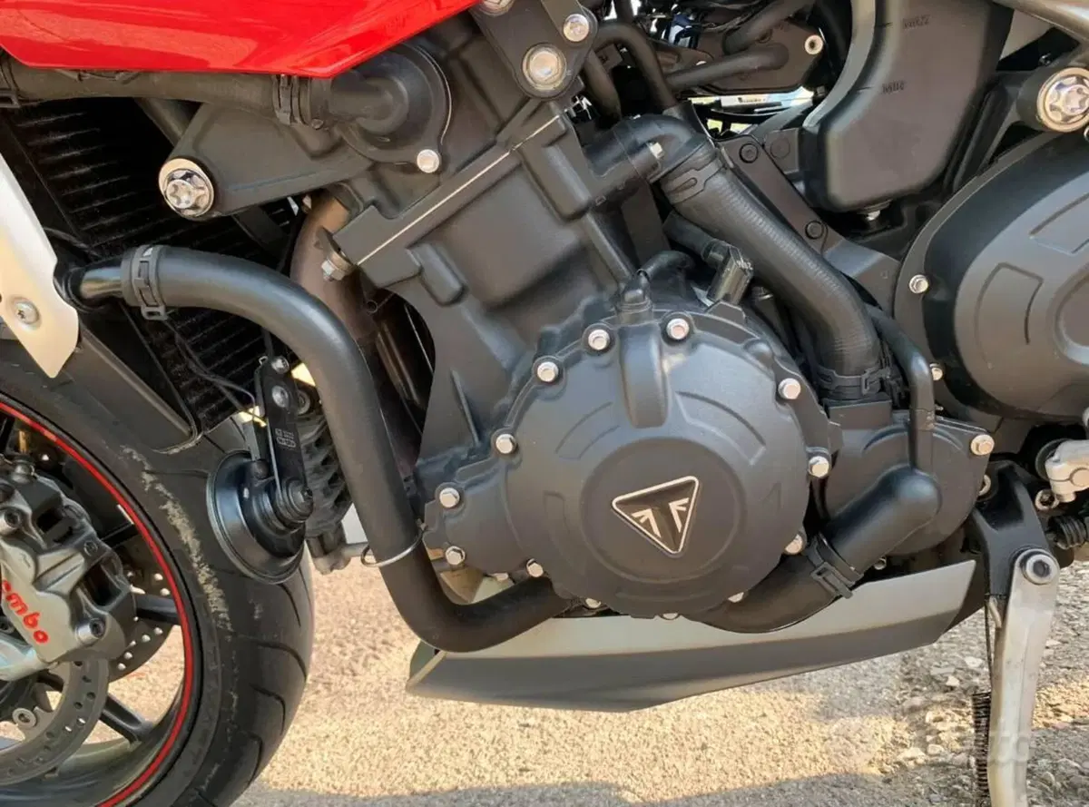 Triumph Speed Triple 1050 R ABS (2016 - 17) (4)