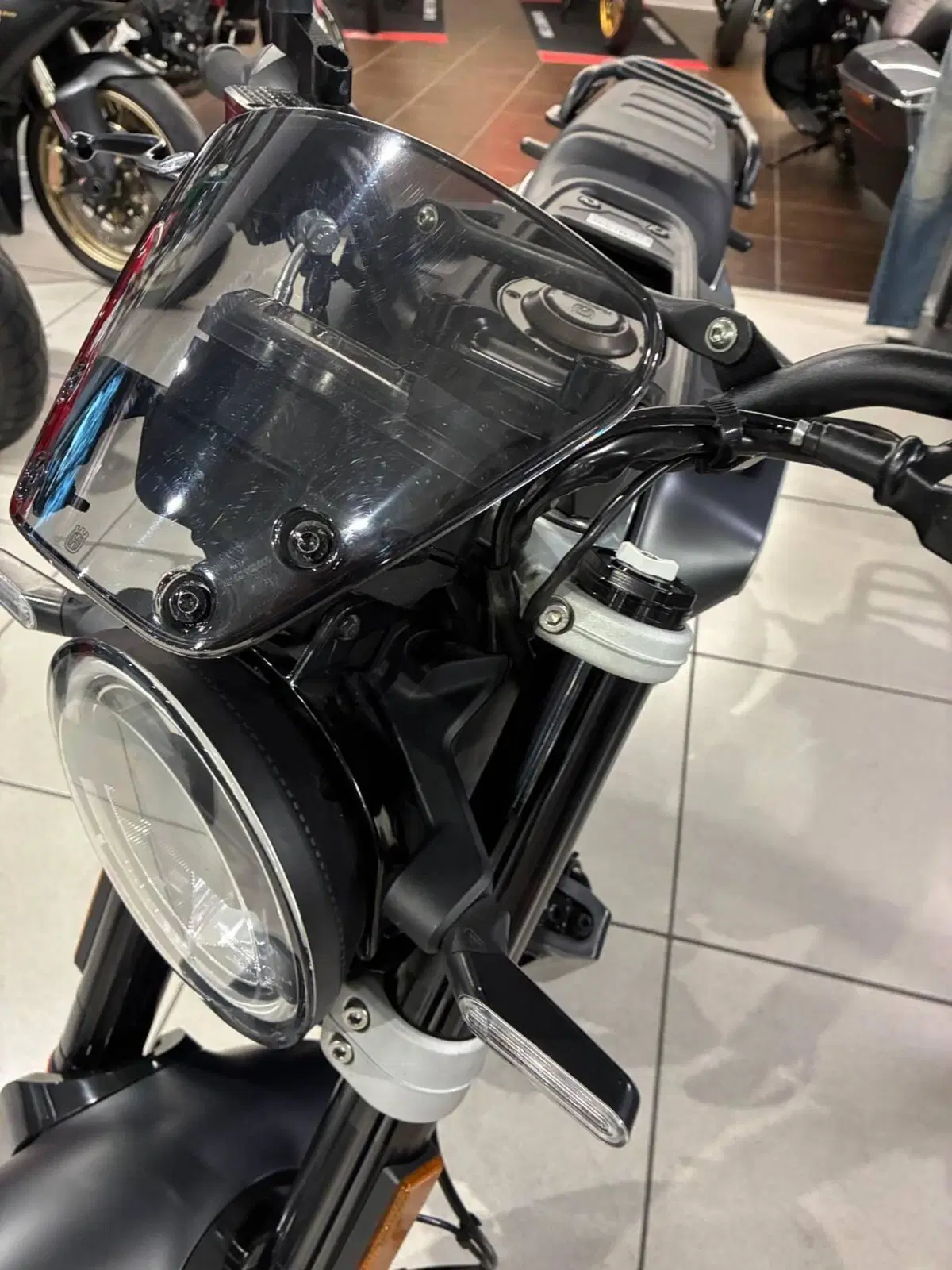 Husqvarna Svartpilen 401 (2021 - 23) (4)