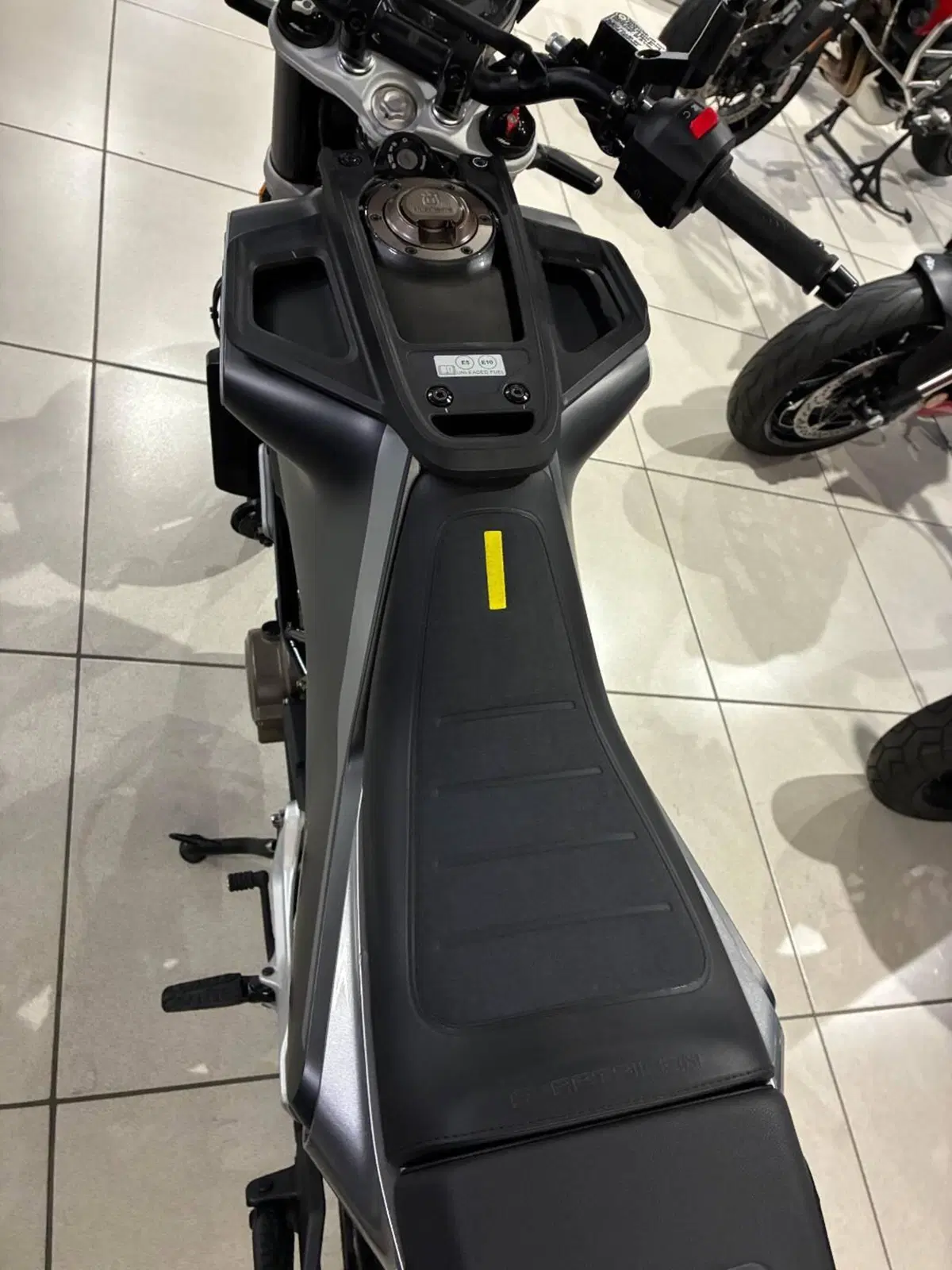 Husqvarna Svartpilen 401 (2021 - 23) (6)