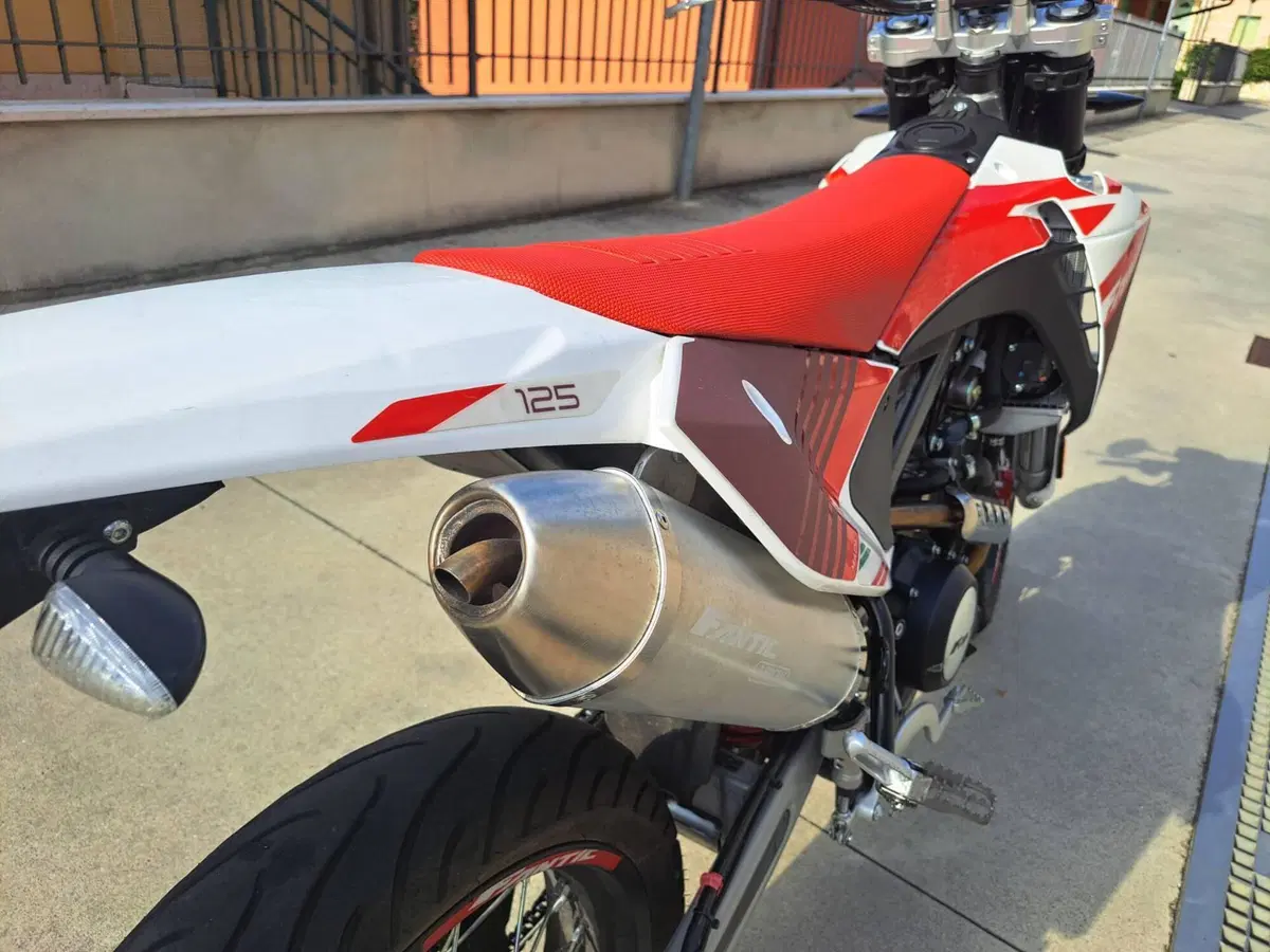 Fantic Motor Motard 125 Performance 4t (2020) (11)