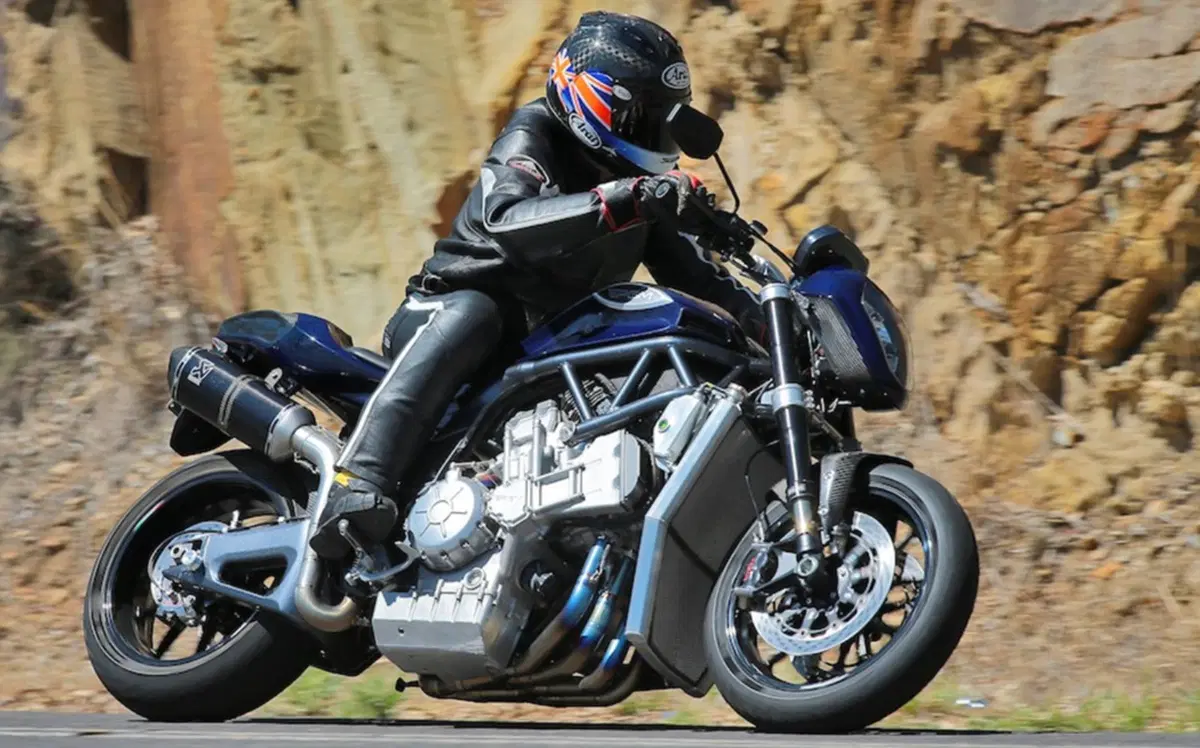PGM V8: Due motori di Yamaha R1 per un V8 da 334 CV (2)