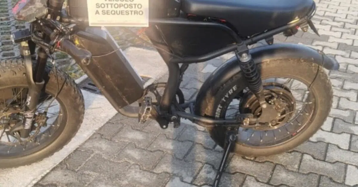 Pedali finti e 60 km/h gestiti dall'app: fermata bici elettrica illegale, scatta la stangata