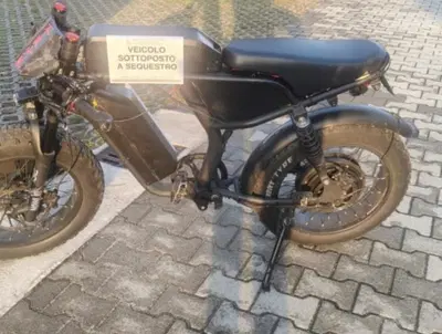 Pedali finti e 60 km/h gestiti dall'app: fermata bici elettrica illegale, scatta la stangata