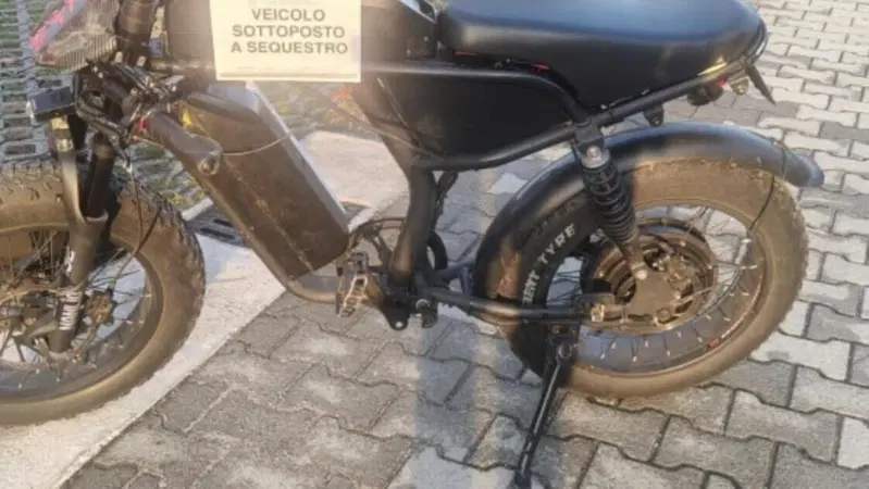 Pedali finti e 60 km/h gestiti dall'app: fermata bici elettrica illegale, scatta la stangata