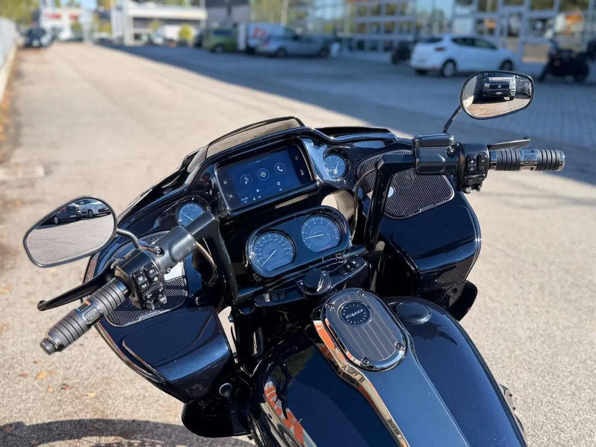 Harley-Davidson CVO Road Glide (2023) (2)