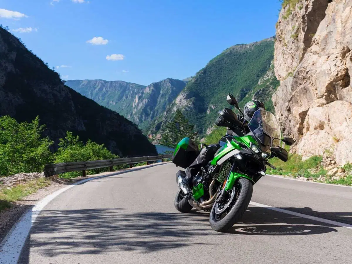 Ecco la Versys 900. Kawasaki svela tutto della nuova crossover: stile, dati tecnici e prezzo