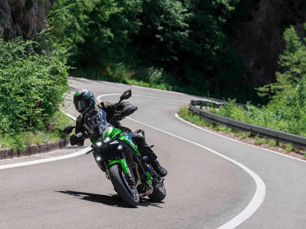 Ecco la Versys 900. Kawasaki svela tutto della nuova crossover: stile, dati tecnici e prezzo (5)