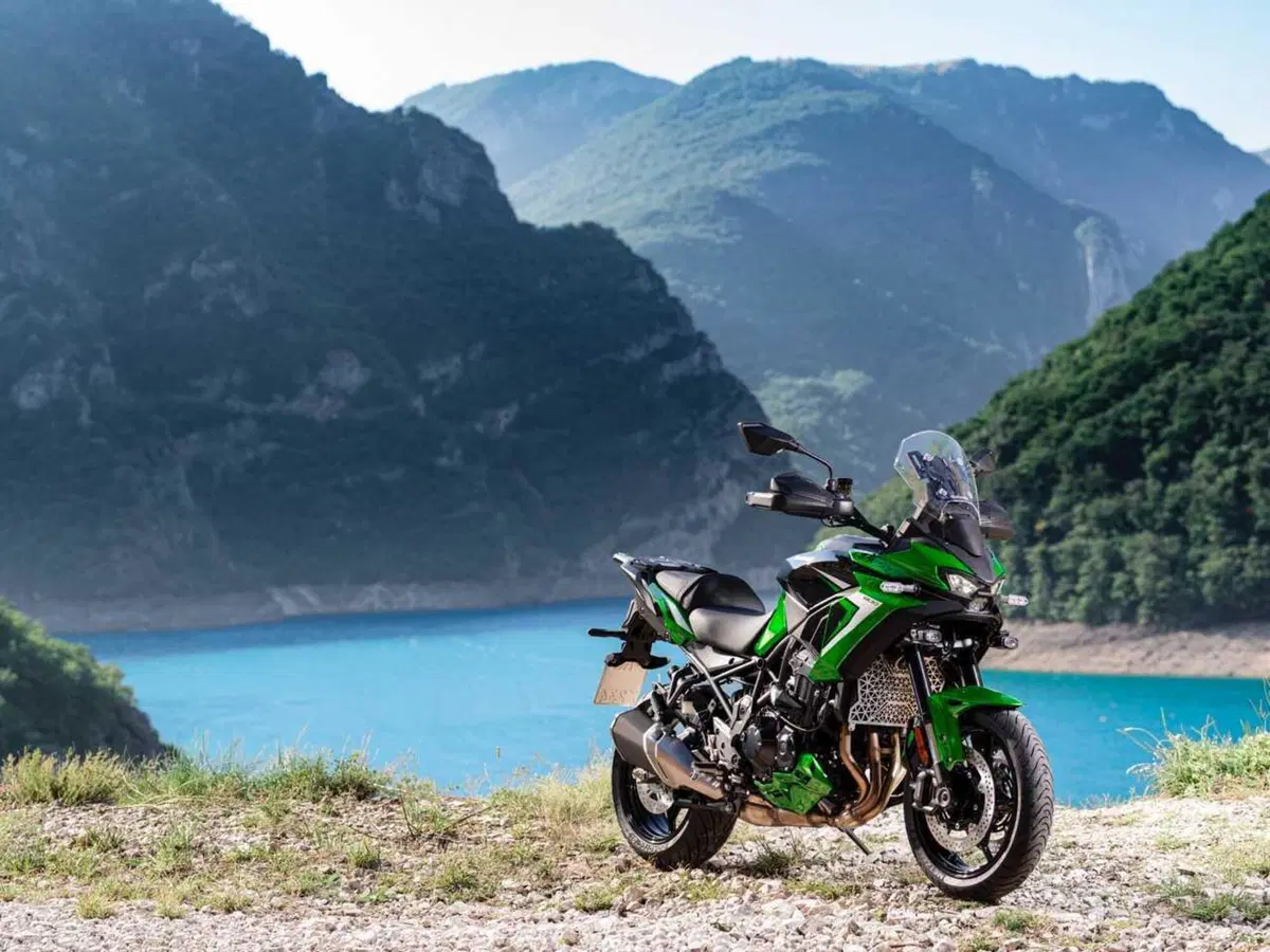 Ecco la Versys 900. Kawasaki svela tutto della nuova crossover: stile, dati tecnici e prezzo (11)
