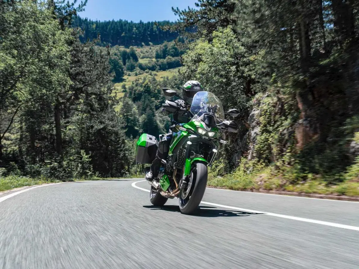 Ecco la Versys 900. Kawasaki svela tutto della nuova crossover: stile, dati tecnici e prezzo (12)