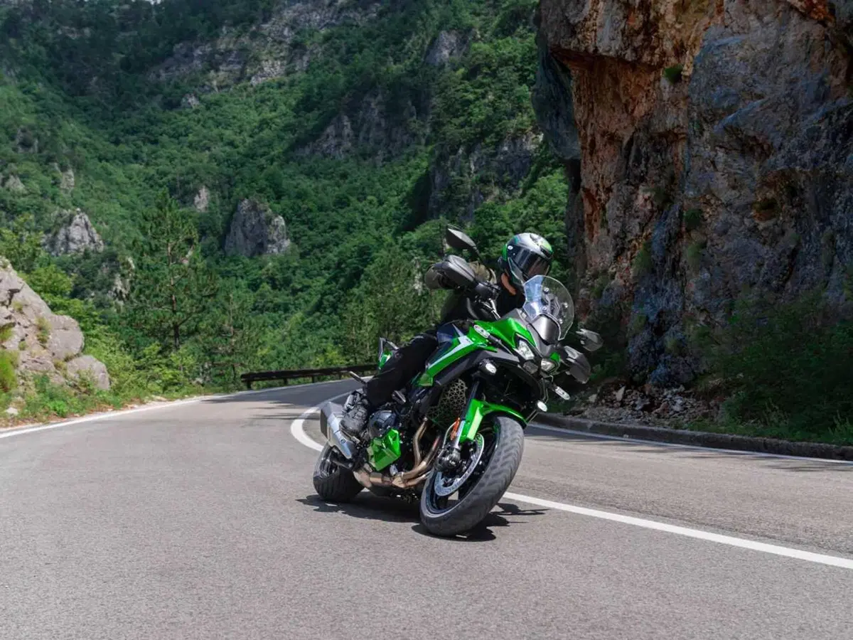 Ecco la Versys 900. Kawasaki svela tutto della nuova crossover: stile, dati tecnici e prezzo (15)
