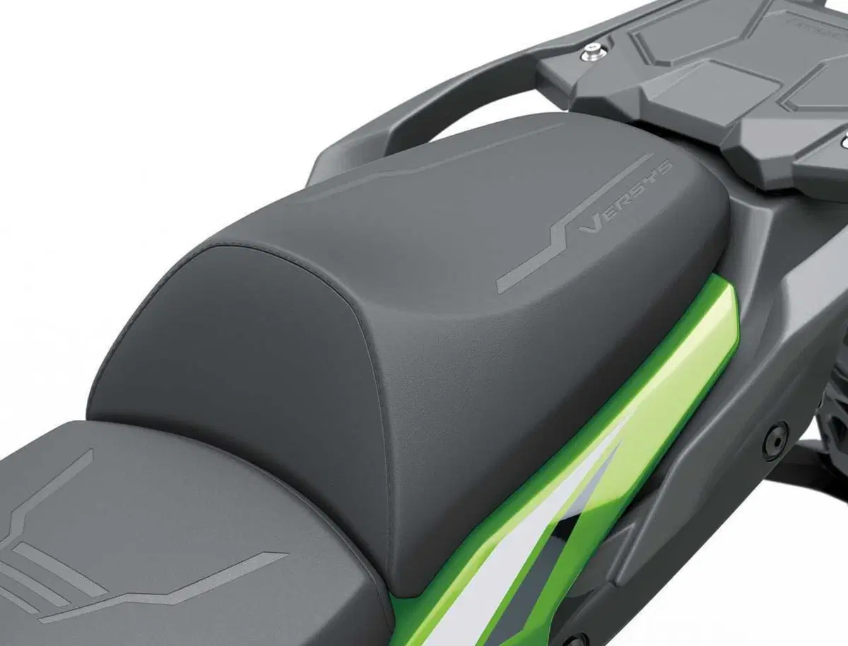 Ecco la Versys 900. Kawasaki svela tutto della nuova crossover: stile, dati tecnici e prezzo (24)