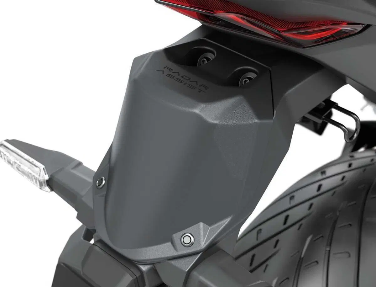 Ecco la Versys 900. Kawasaki svela tutto della nuova crossover: stile, dati tecnici e prezzo (40)