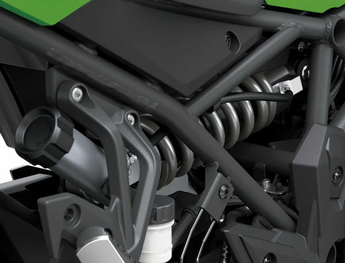 Ecco la Versys 900. Kawasaki svela tutto della nuova crossover: stile, dati tecnici e prezzo (45)