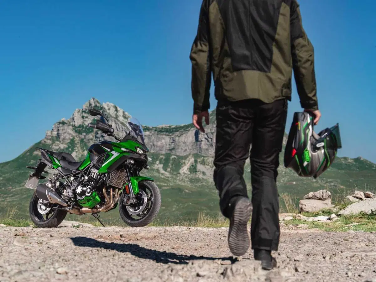 Ecco la Versys 900. Kawasaki svela tutto della nuova crossover: stile, dati tecnici e prezzo (2)