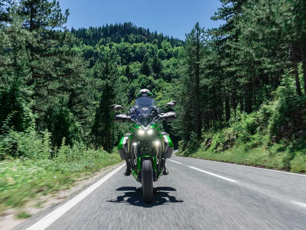 Ecco la Versys 900. Kawasaki svela tutto della nuova crossover: stile, dati tecnici e prezzo (5)