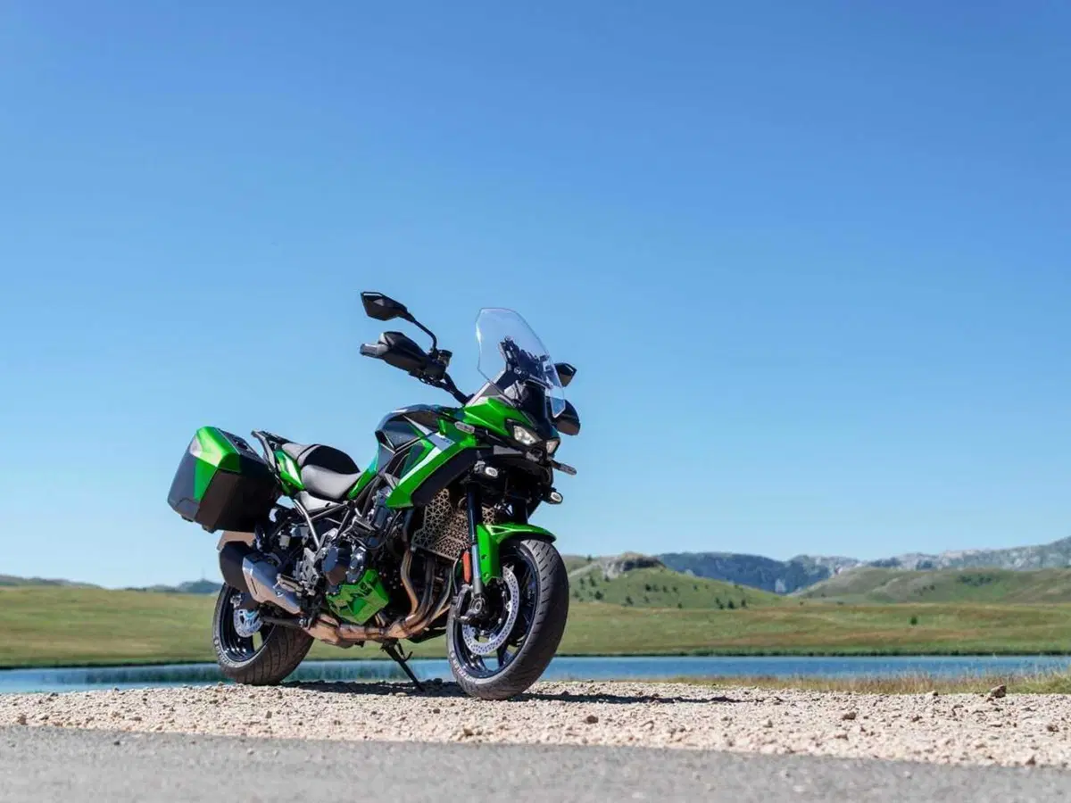 Ecco la Versys 900. Kawasaki svela tutto della nuova crossover: stile, dati tecnici e prezzo (8)
