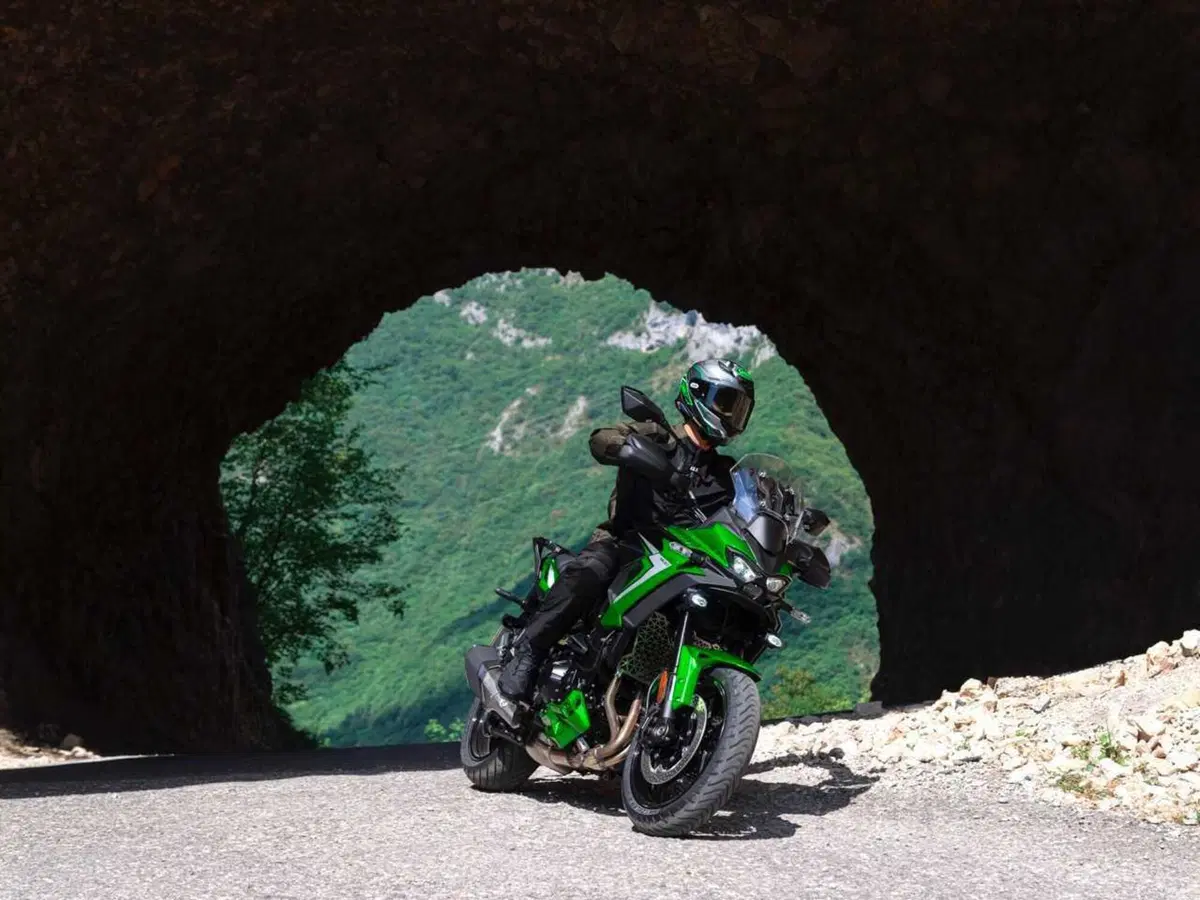 Ecco la Versys 900. Kawasaki svela tutto della nuova crossover: stile, dati tecnici e prezzo (10)