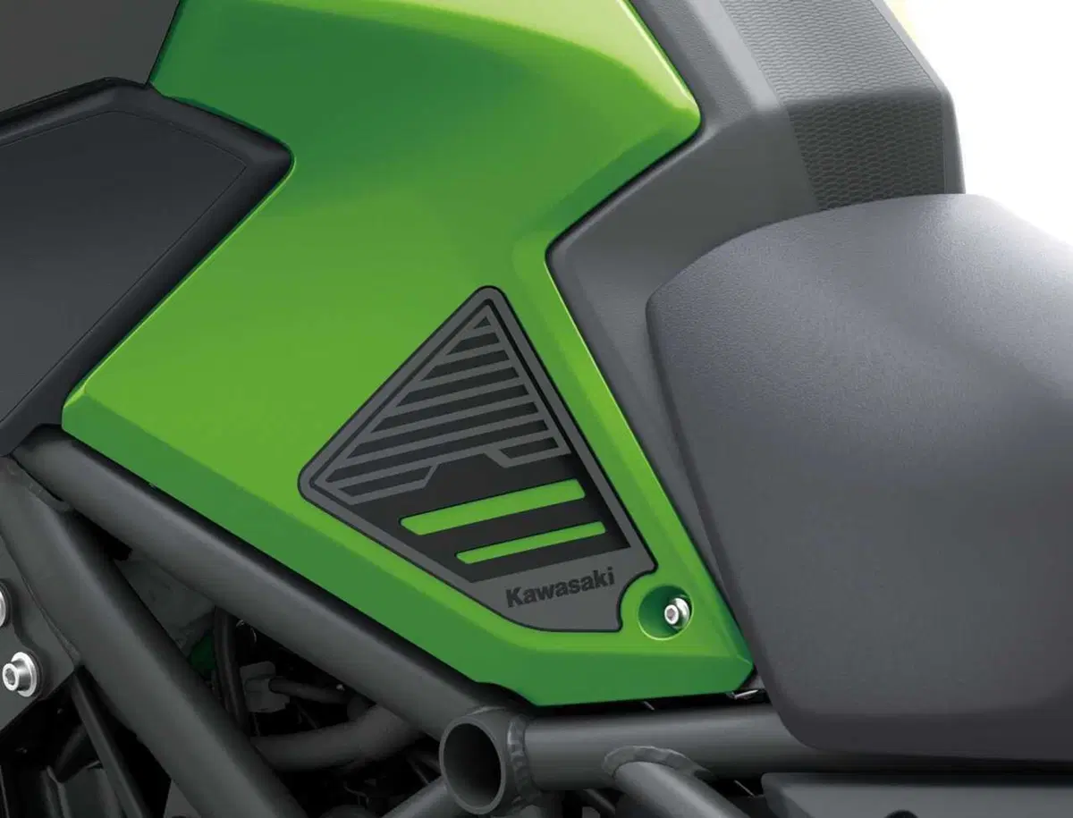 Ecco la Versys 900. Kawasaki svela tutto della nuova crossover: stile, dati tecnici e prezzo (30)