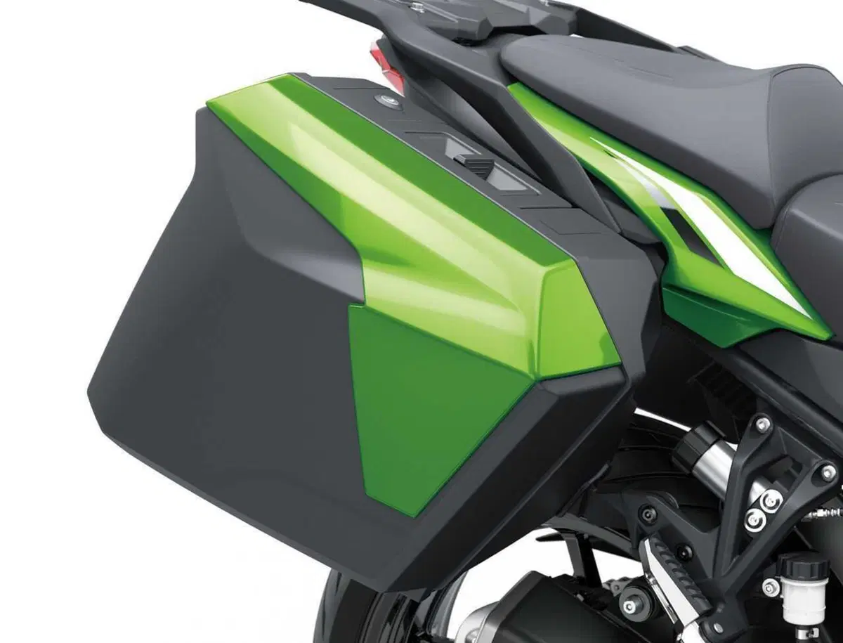 Ecco la Versys 900. Kawasaki svela tutto della nuova crossover: stile, dati tecnici e prezzo (36)