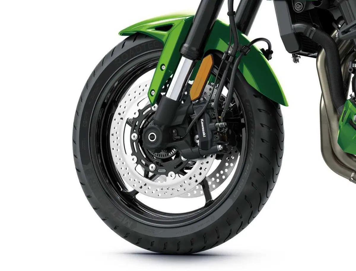 Ecco la Versys 900. Kawasaki svela tutto della nuova crossover: stile, dati tecnici e prezzo (39)