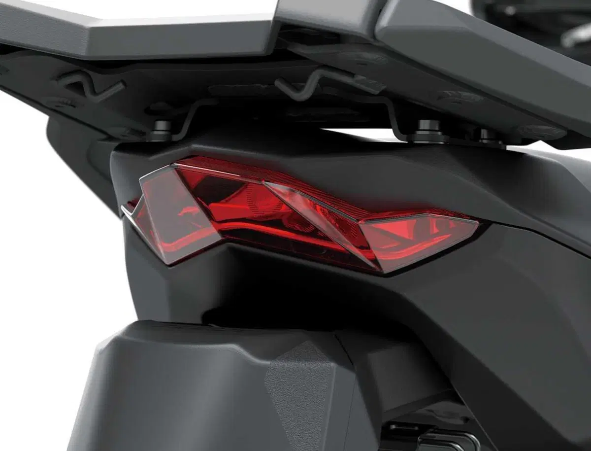 Ecco la Versys 900. Kawasaki svela tutto della nuova crossover: stile, dati tecnici e prezzo (41)