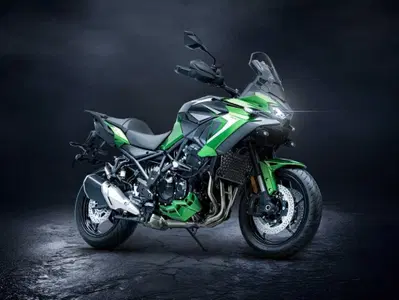 Ecco la Versys 900. Kawasaki svela tutto della nuova crossover: stile, dati tecnici e prezzo