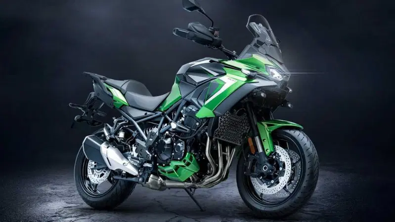 Ecco la Versys 900. Kawasaki svela tutto della nuova crossover: stile, dati tecnici e prezzo