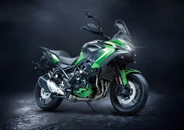 Ecco la Versys 900. Kawasaki svela tutto della nuova crossover: stile, dati tecnici e prezzo [GALLERY e VIDEO]