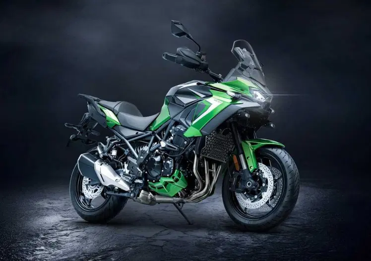 Ecco la Versys 900. Kawasaki svela tutto della nuova crossover: stile, dati tecnici e prezzo