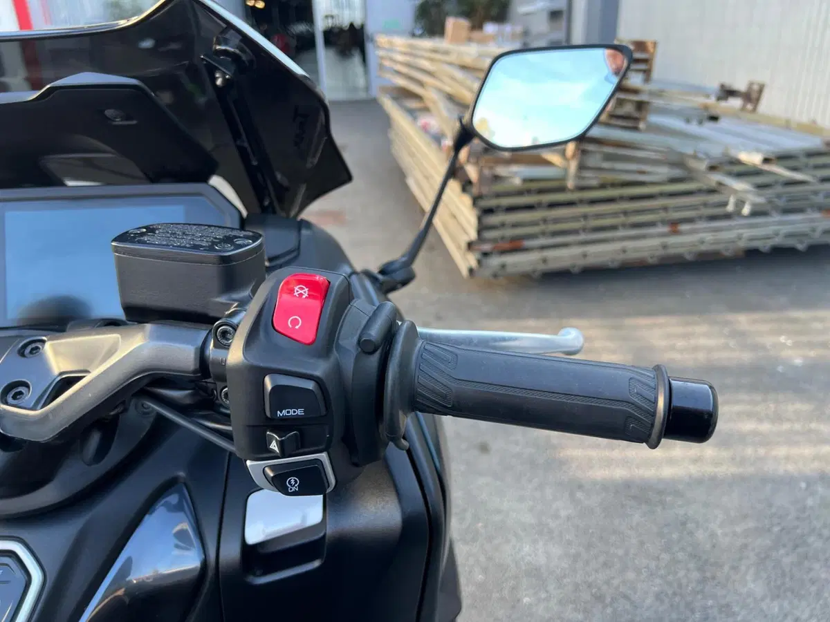 Yamaha T-Max 560 Tech Max (2022 - 24) (12)