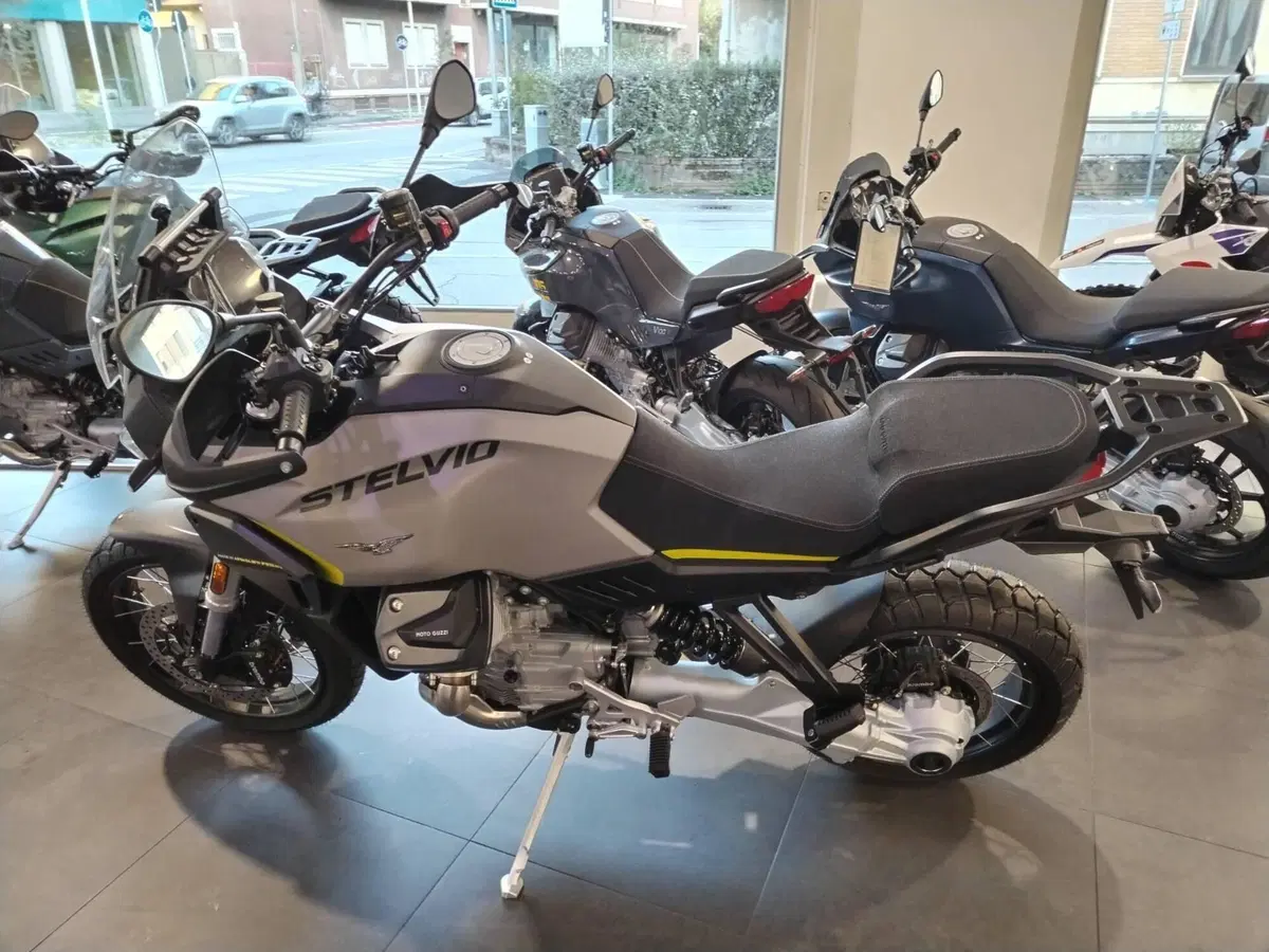 Moto Guzzi Stelvio (2024 - 26) (2)
