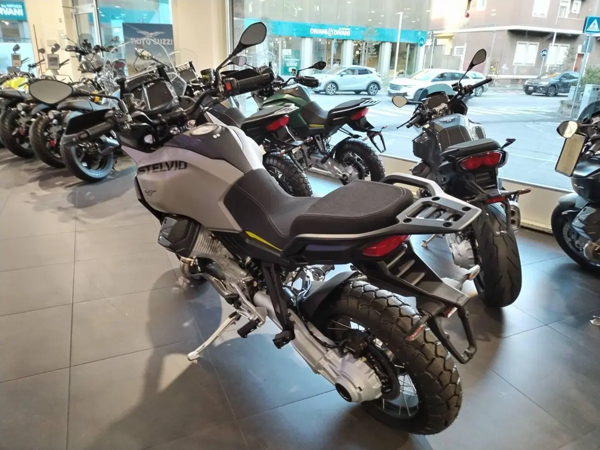 Moto Guzzi Stelvio (2024 - 26) (6)