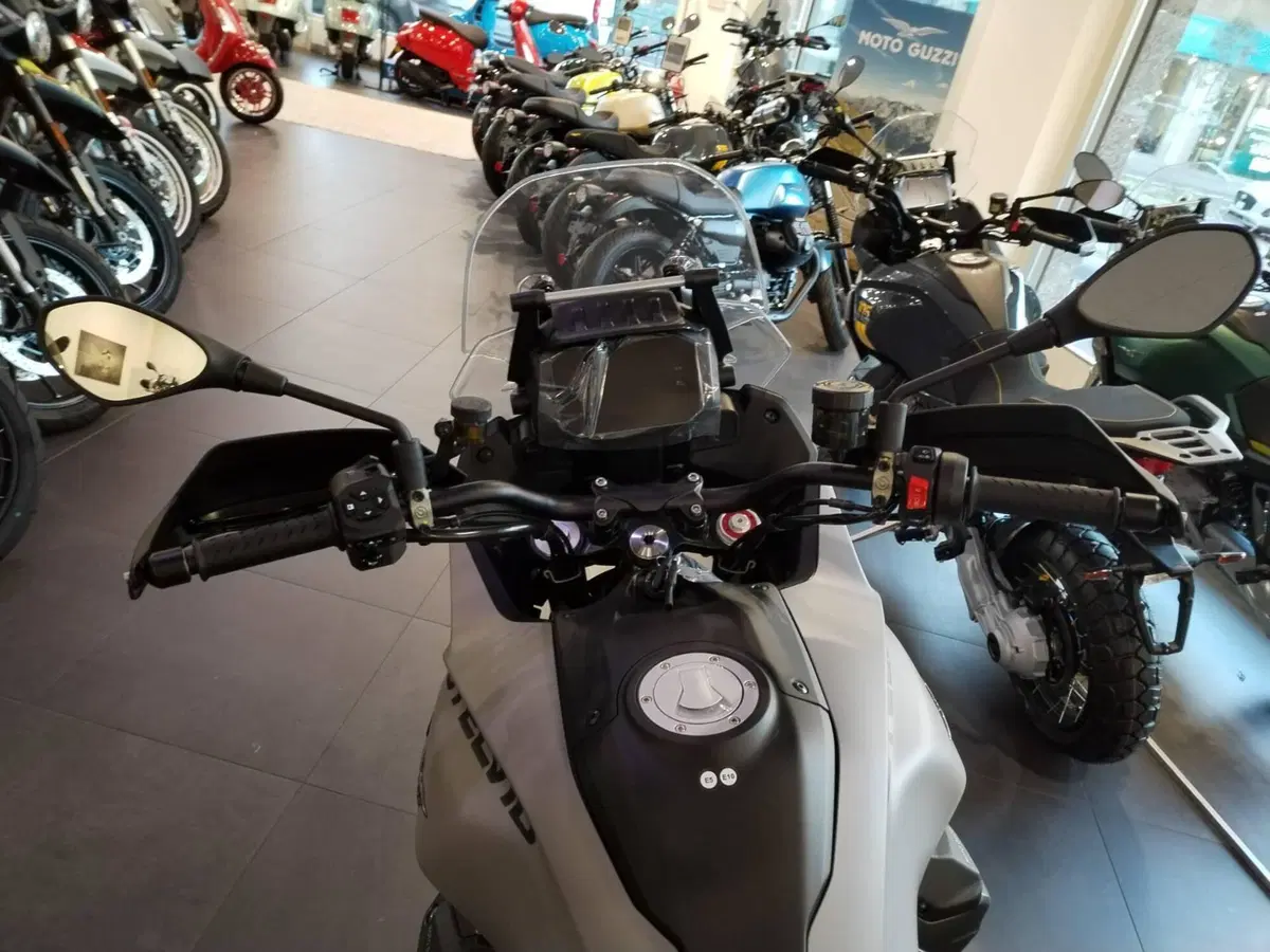 Moto Guzzi Stelvio (2024 - 26) (7)
