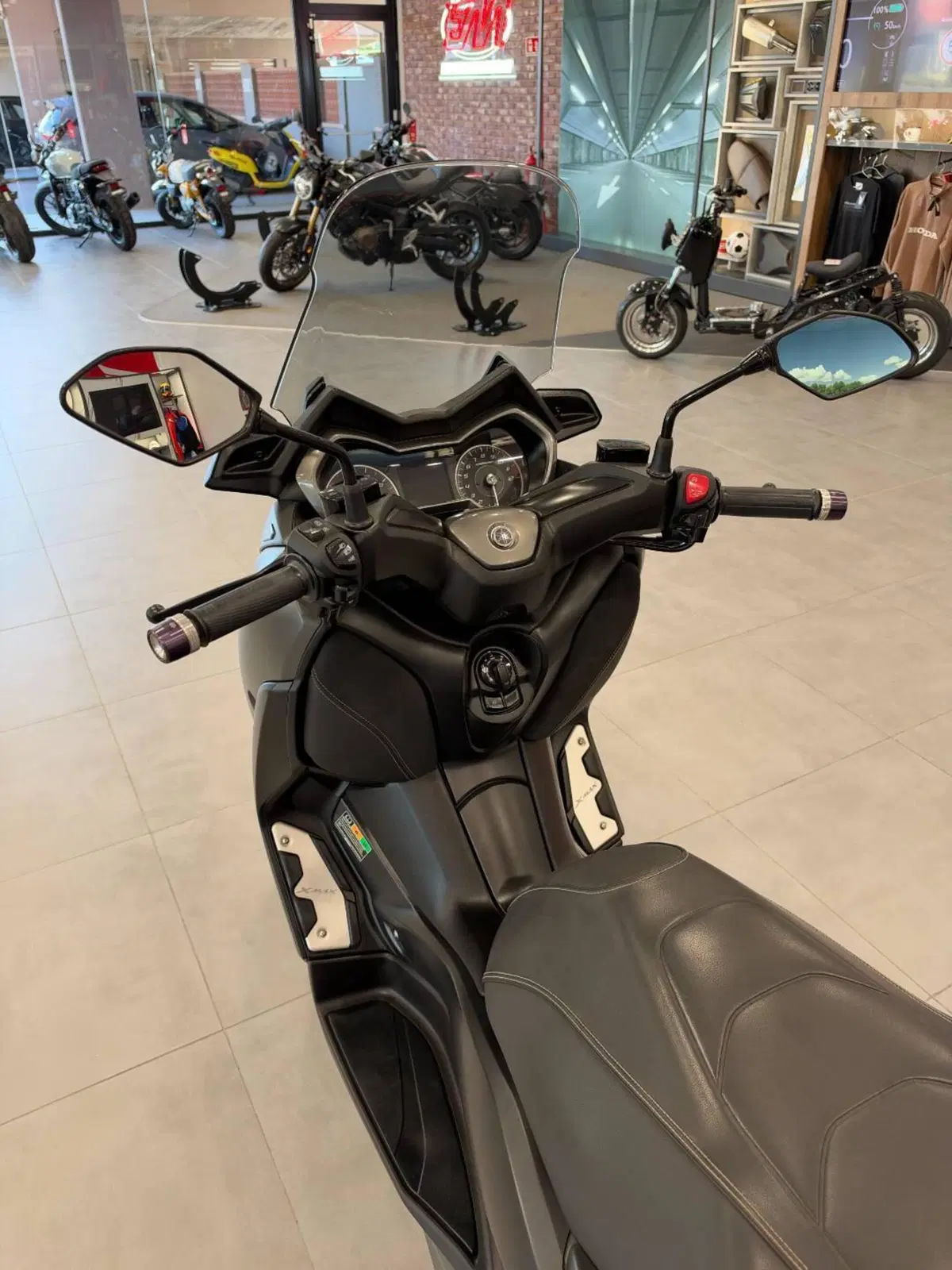 Yamaha X-Max 125 Tech Max (2021 - 24) (9)
