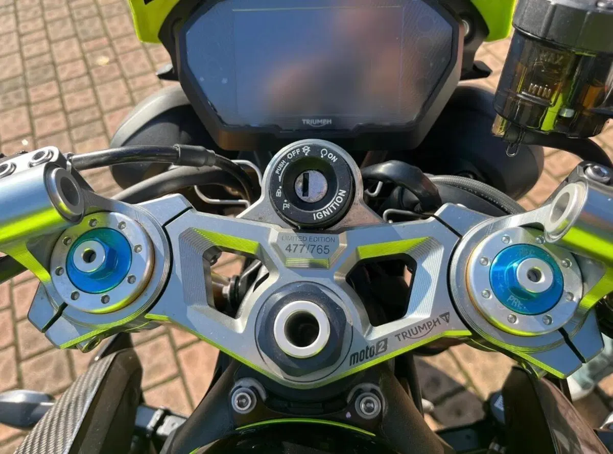 Triumph Street Triple 765 Moto2 Edition (2023 - 24) (2)