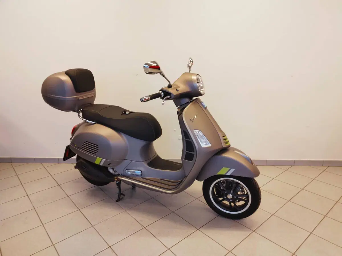 Vespa GTS 300 Super Tech (2023 - 24) (2)