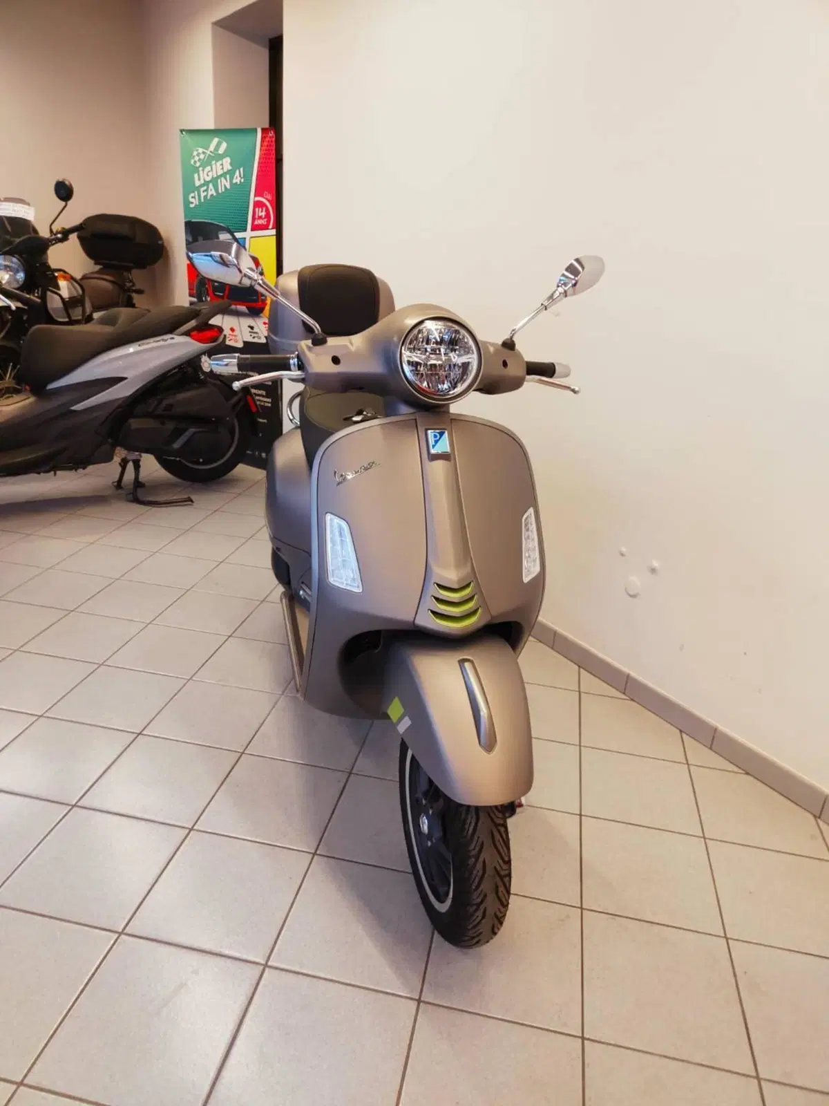 Vespa GTS 300 Super Tech (2023 - 24) (6)
