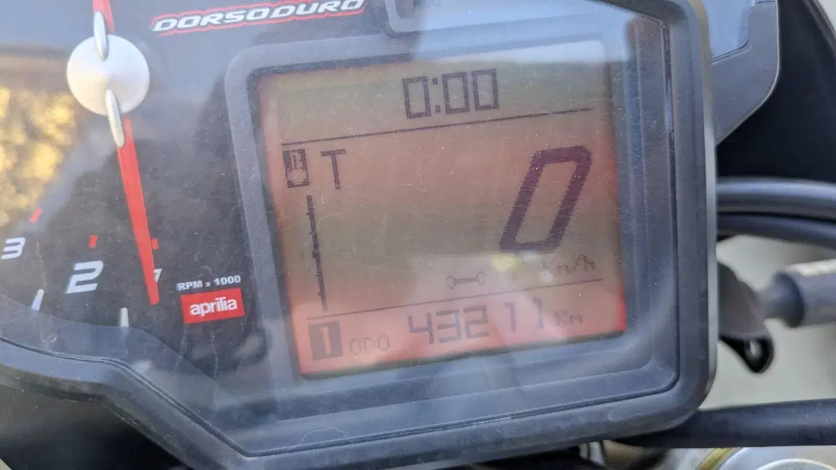 Aprilia Dorsoduro 750 Factory (2010 - 13) (7)