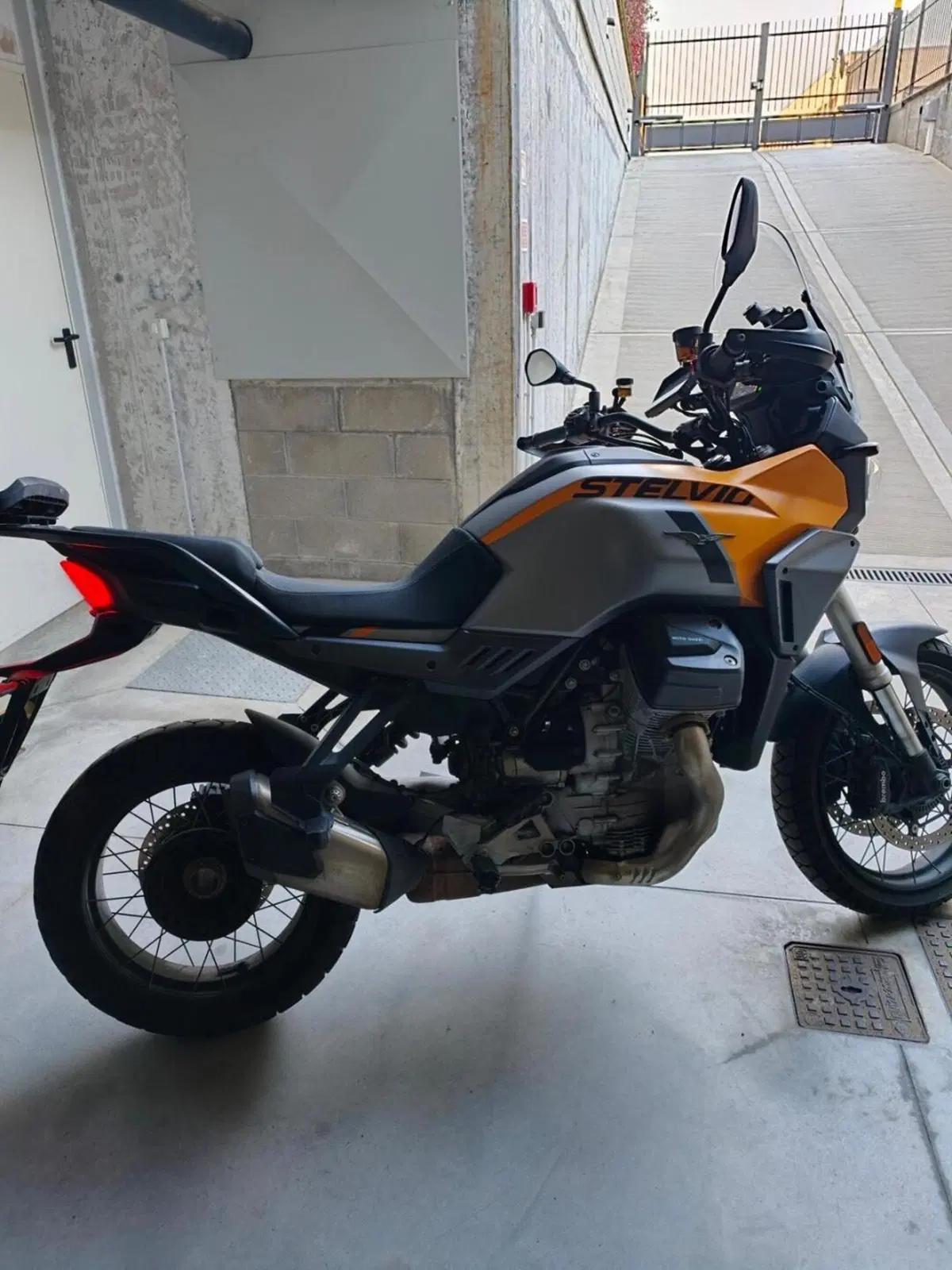 Moto Guzzi Stelvio (2024 - 26)