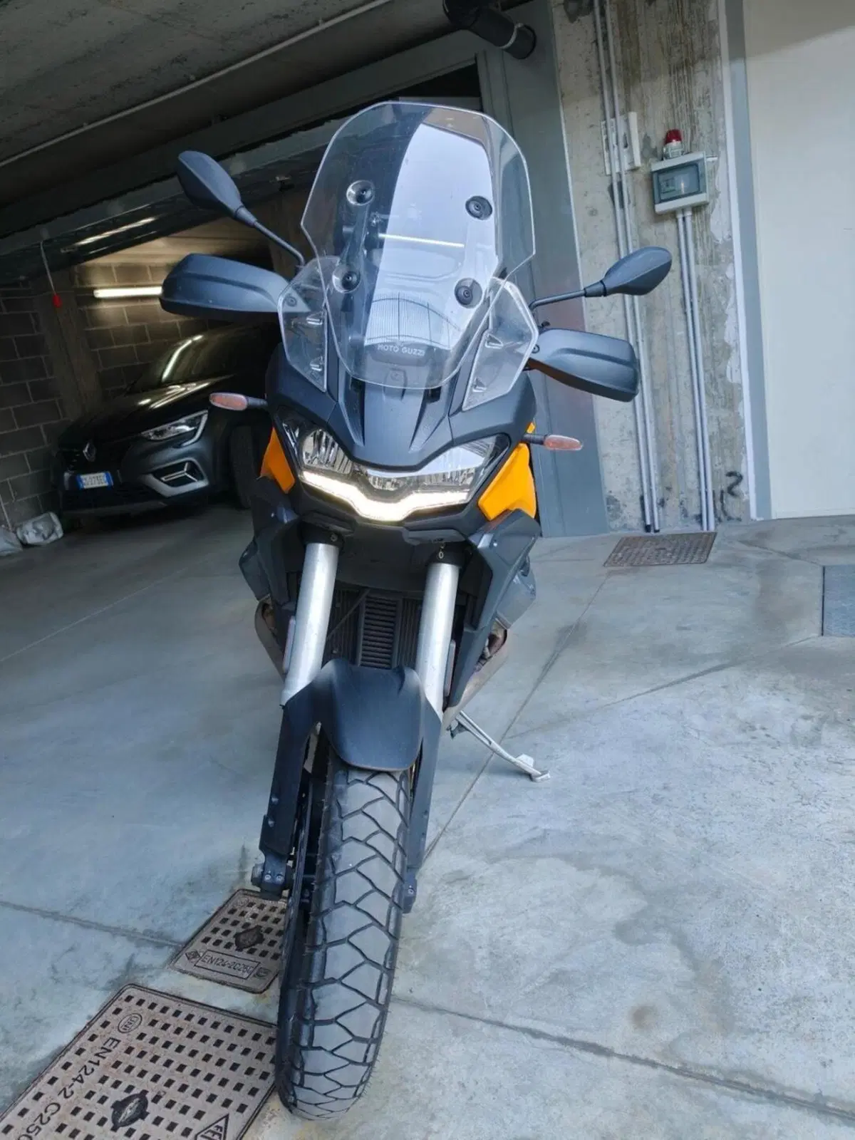 Moto Guzzi Stelvio (2024 - 26) (2)