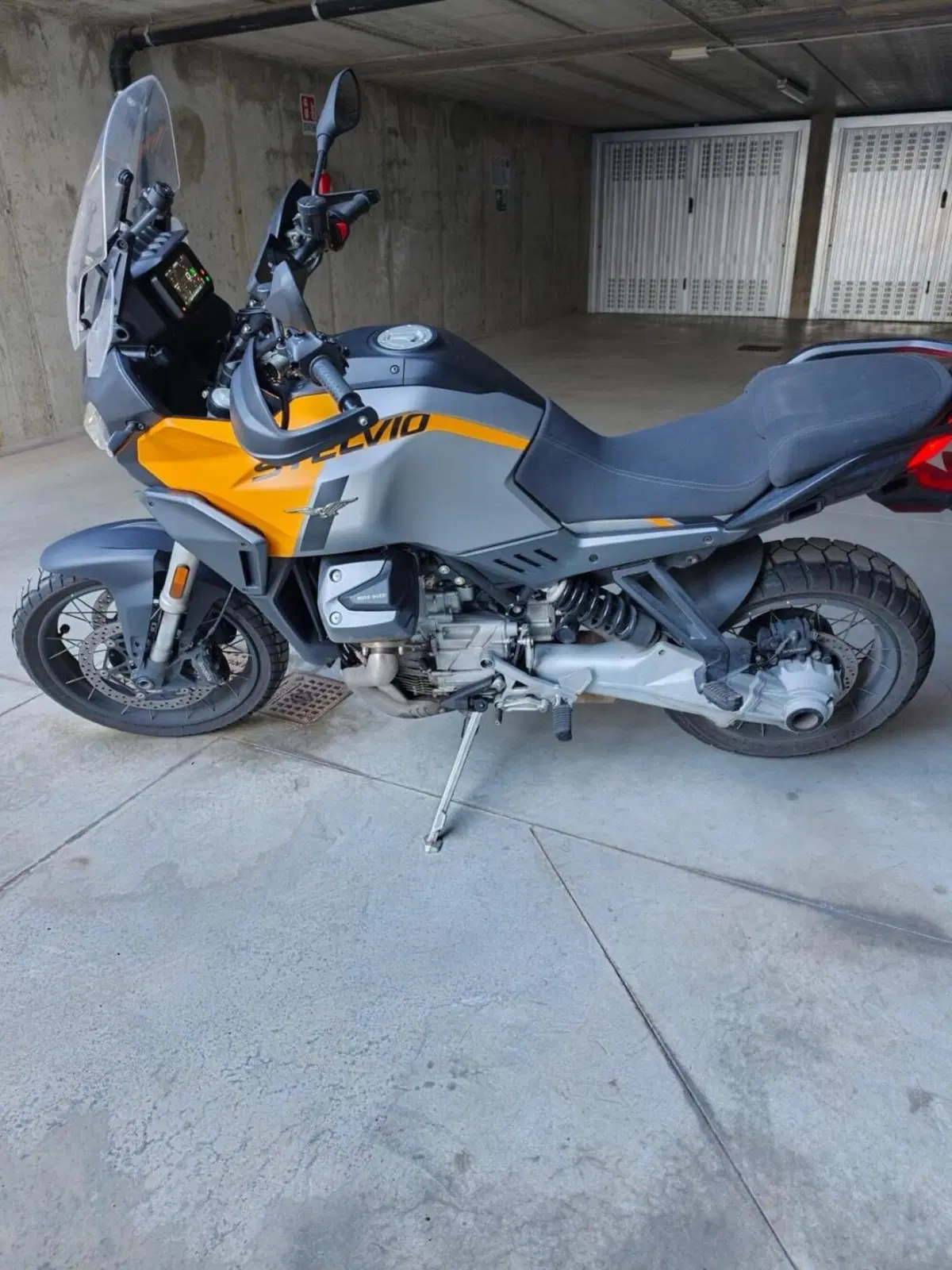 Moto Guzzi Stelvio (2024 - 26) (4)