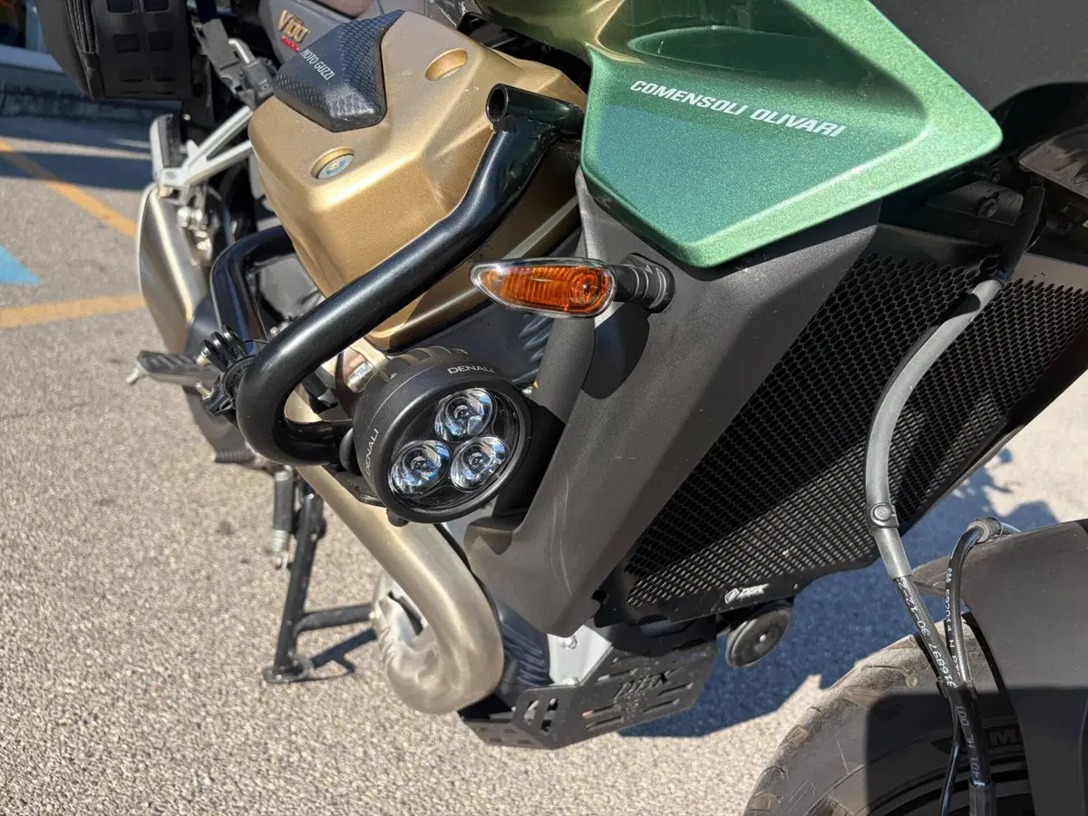 Moto Guzzi V100 Mandello S (2022 - 24) (2)